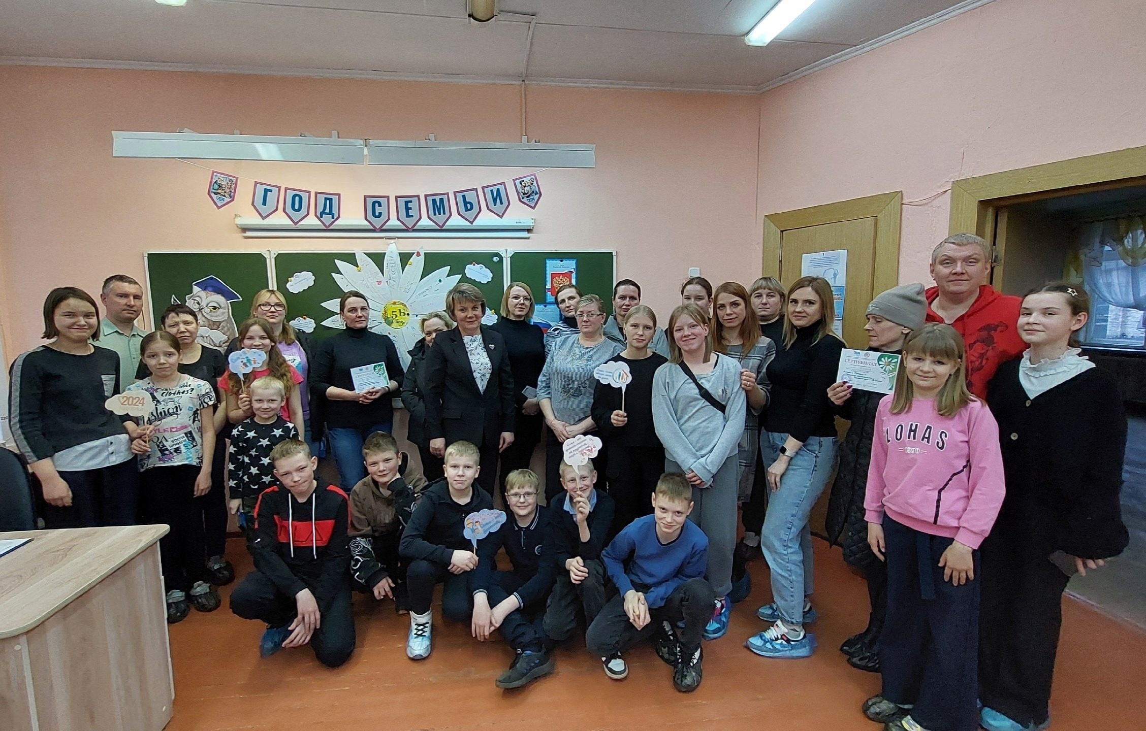 Детско-родительское собрание «Детки» и «Предки» + Классный руководитель = Дружная семья 5Б класса!.